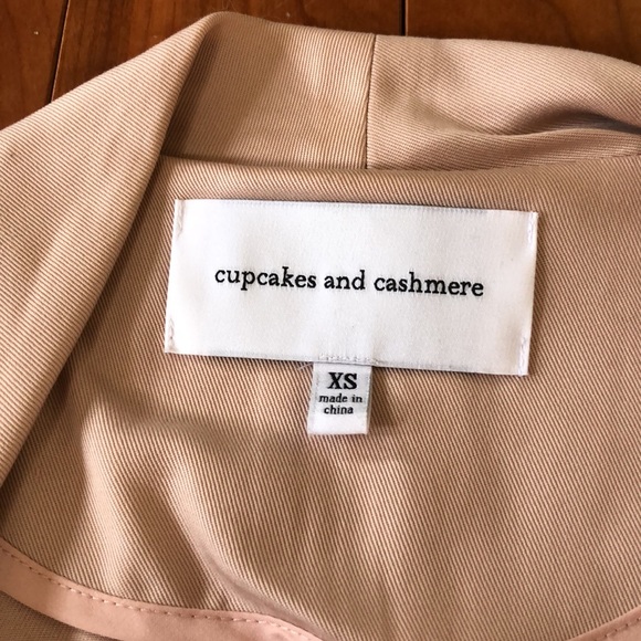 Cupcakes and cashmere pink trench - Picture 2 of 3